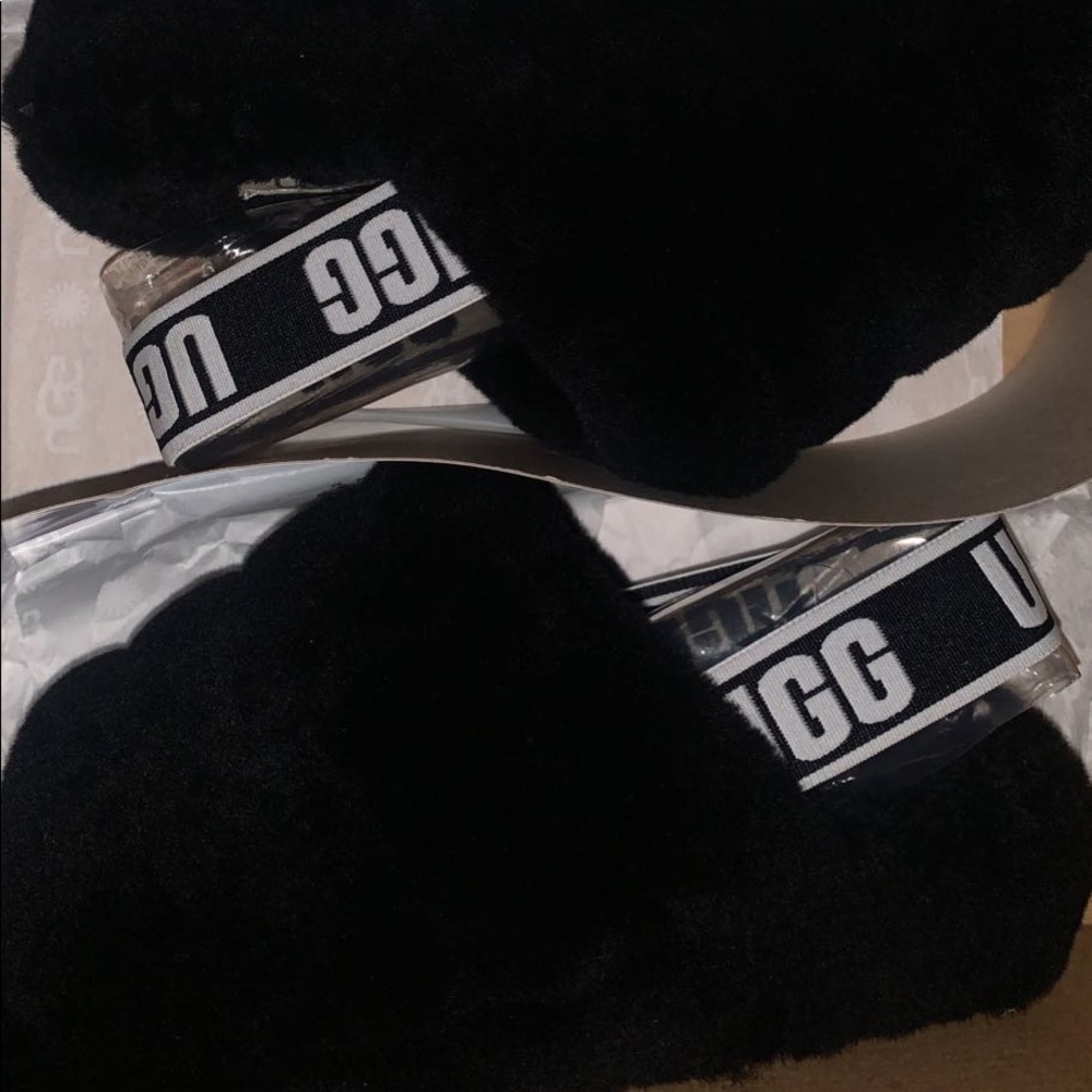 Brand new Women’s UGG slippers. Never worn 10/10 condition.